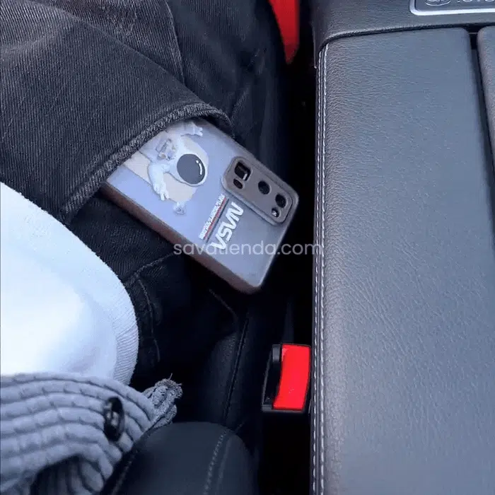 Celular cayendo en el hueco del asiento