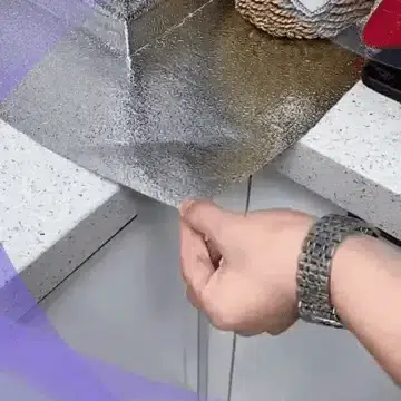 Aplicación del protector de aluminio autoadhesivo