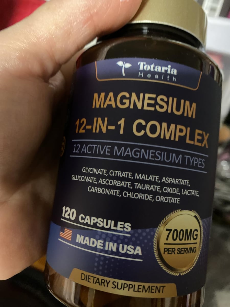 Cliente en Bogotá sosteniendo suplemento de magnesio; comenta mejor sueño y menos estrés