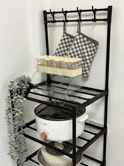 Carrito organizador de 5 niveles cargado en la cocina