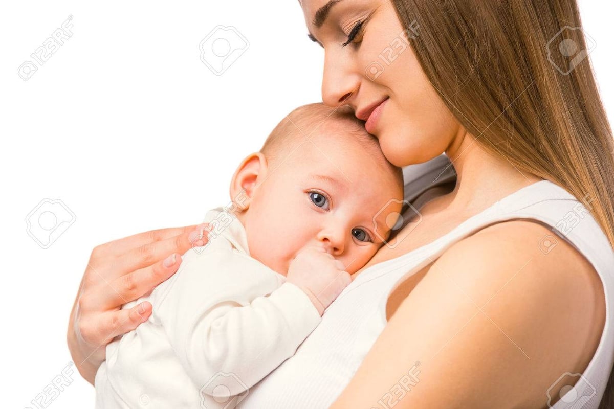 Retrato De La Madre Feliz Y El Bebé En Casa Fotos, retratos, imágenes y fotografía de archivo libres de derecho. Imagen 47734704