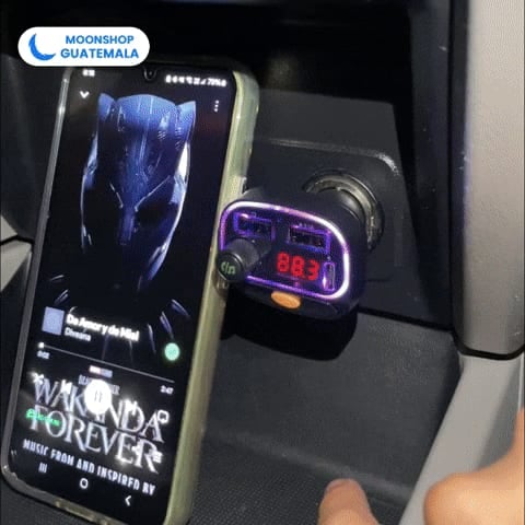 Transmisor Bluetooth y Cargador Tipo C - USB Carga rápida en uso (1)