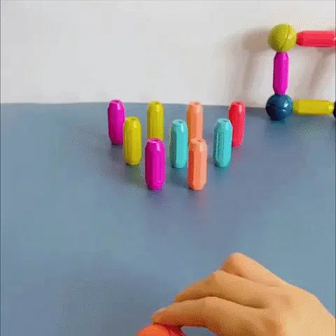 Niño construyendo con Magnetic Sticks