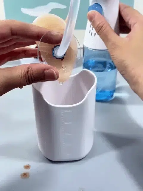Kit de irrigación para lavado de oídos en uso