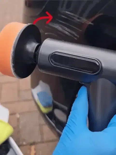 Polichadora inalámbrica puliendo la pintura
