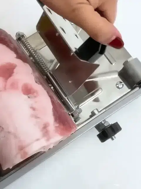 Rebanadora cortando carne en tajadas finas