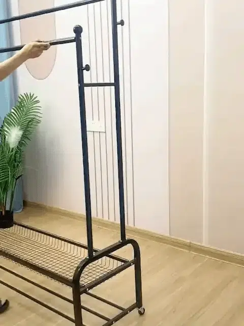 Estante Perchero Doble armado con ropa colgada
