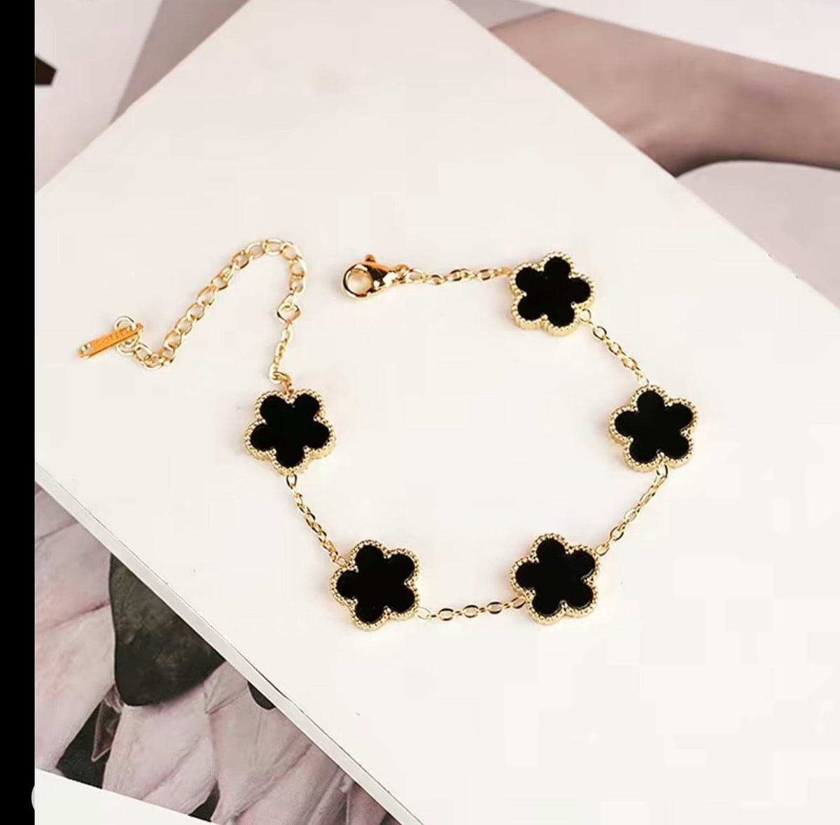✨ Pulsera Van Cleef dorada con negro Acero Inoxidable -40% Dcto 🔥- Elegancia que enamora♥️