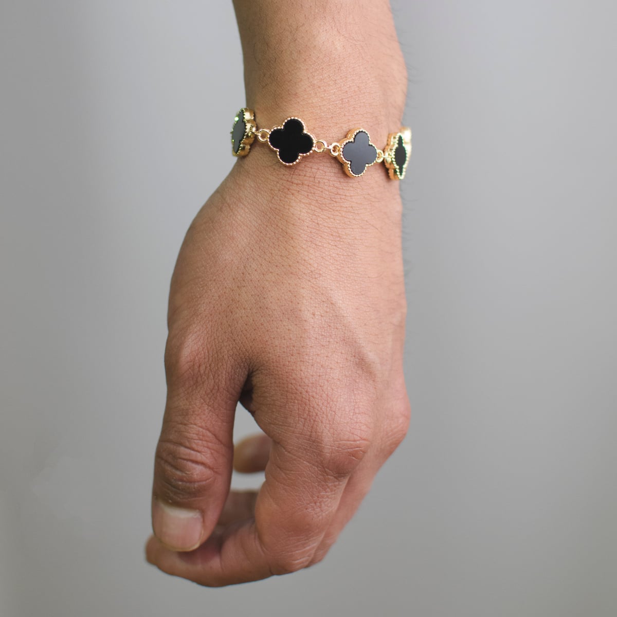 ✨ Pulsera Van Cleef dorada con negro Acero Inoxidable -40% Dcto 🔥- Elegancia que enamora♥️