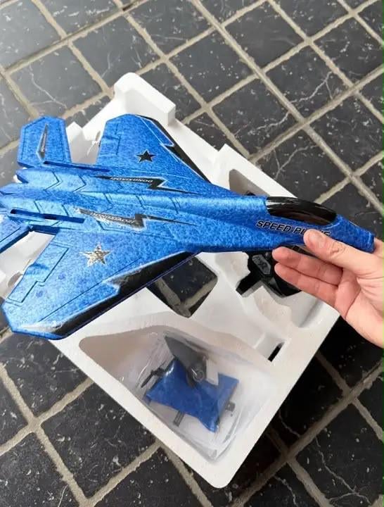 Avión caza S-530 Pro. Vuela Como Un Piloto de Combate — Colores al azar, mayormente azul.