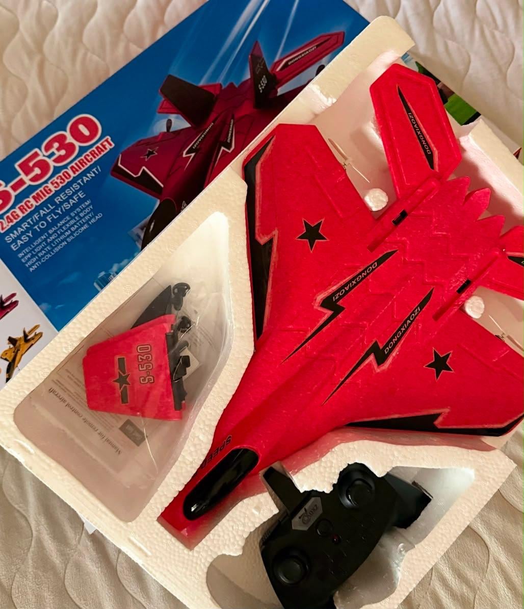 Avión caza S-530 Pro. Vuela Como Un Piloto de Combate — Colores al azar, mayormente azul.