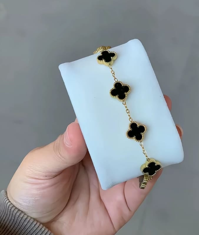 ✨ Pulsera Van Cleef dorada con negro Acero Inoxidable -40% Dcto 🔥- Elegancia que enamora♥️