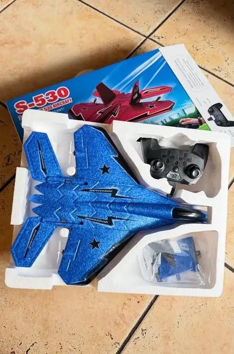 Avión caza S-530 Pro. Vuela Como Un Piloto de Combate — Colores al azar, mayormente azul.
