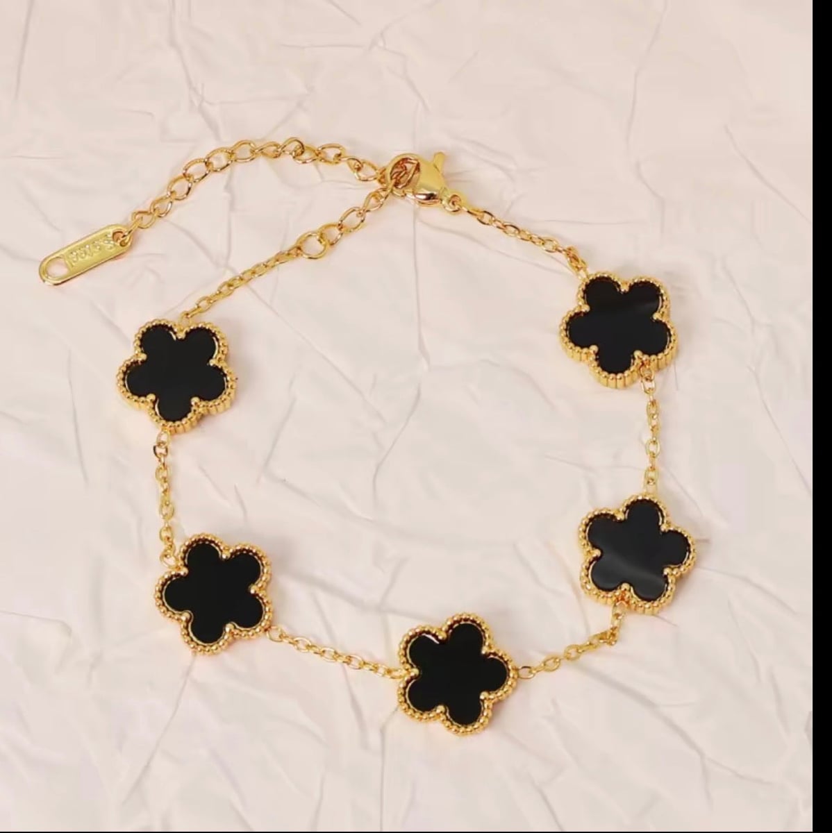 ✨ Pulsera Van Cleef dorada con negro Acero Inoxidable -40% Dcto 🔥- Elegancia que enamora♥️