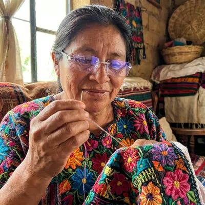 Enhebrando la aguja con los lentes
