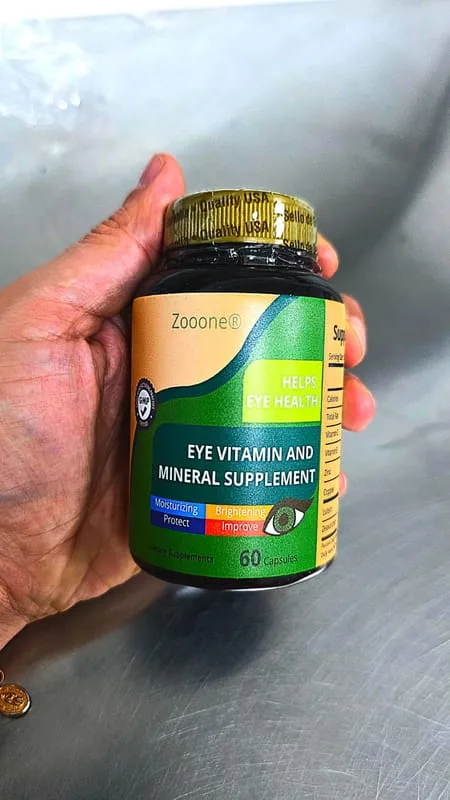 Frasco de Zooone en la mano